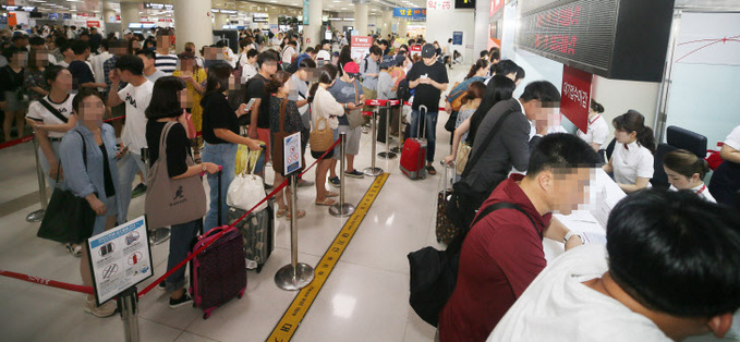 태풍에 혼잡한 제주국제공항<YONHAP NO-4108>