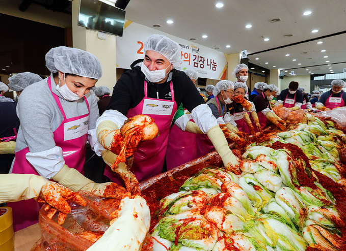 사진자료_한국지엠, 따뜻한 겨울나기 김장나눔 행사 실시_2