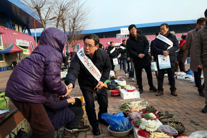 상인 격려에 나섰다) (2)