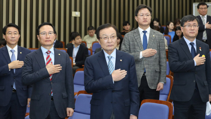 국기에 대한 경례하는 더불어민주당