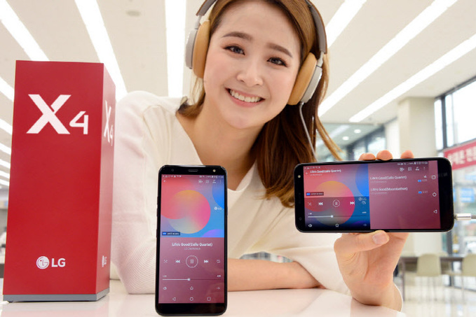 모델이 LG 베스트샵에서 26일 출시하는 LG X4를 소개하고 있다.