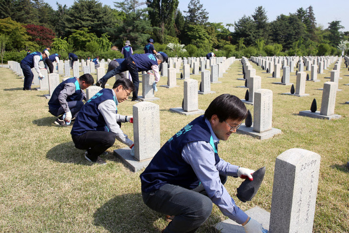 GS리테일 국립서울현충원에서 묘역정화 봉사활동