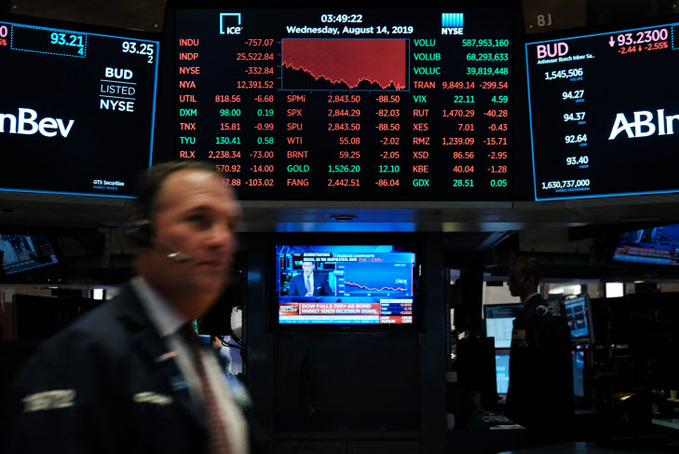 US-DOW-PLUNGES-OVER-800-POINTS-OVER-BO... 1