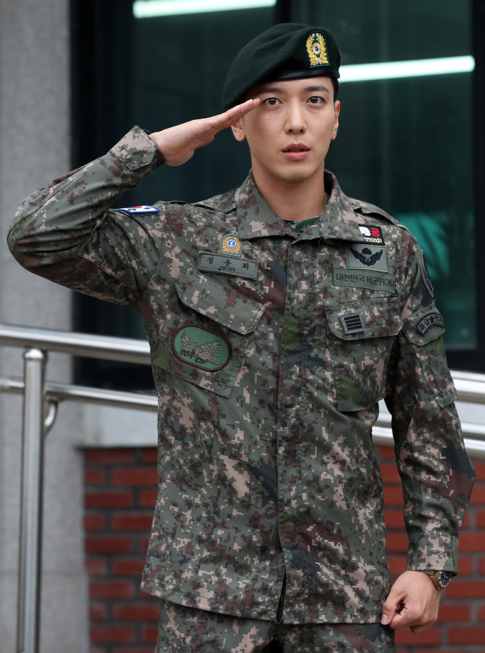 정용화, 전역을 신고합니다<YONHAP NO-0719>