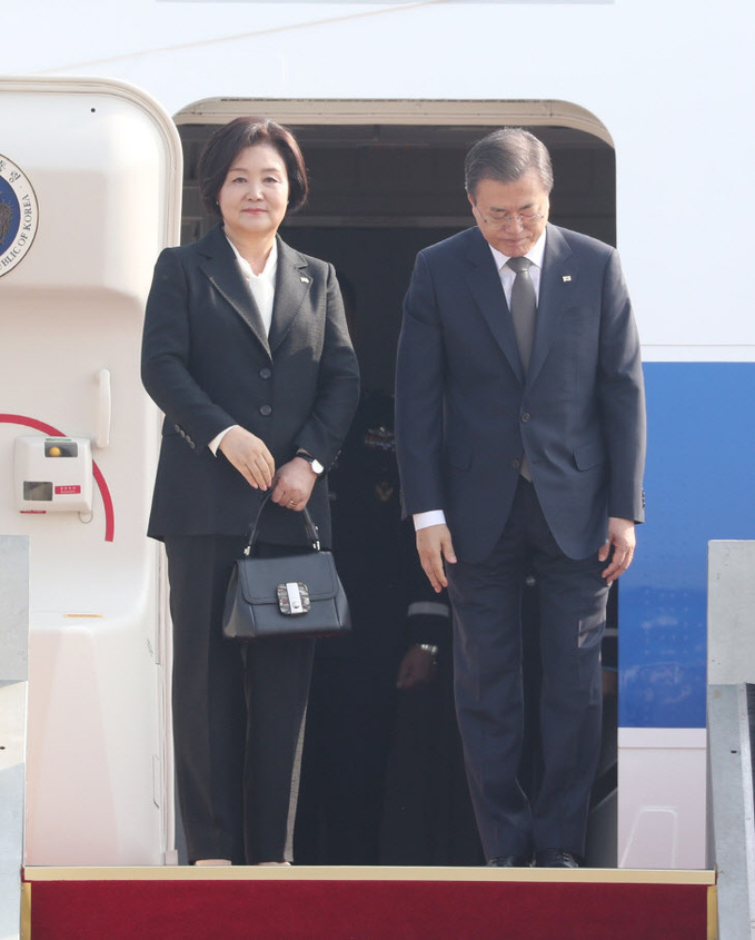 출국 인사하는 문 대통령