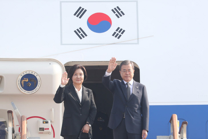 출국 인사하는 문 대통령