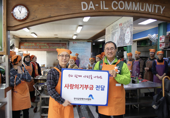 2. 밥퍼나눔운동본부 기부금 전달 기념사진