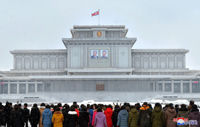 광명성절 경축하는 북한 주민들