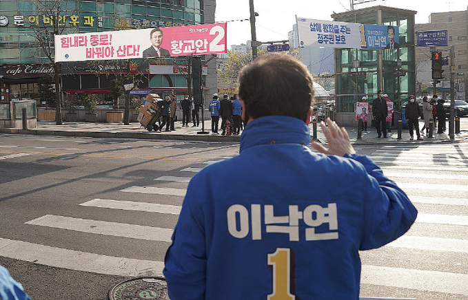 출근길 인사 나선 서울 종로 민주당 이낙연 후보