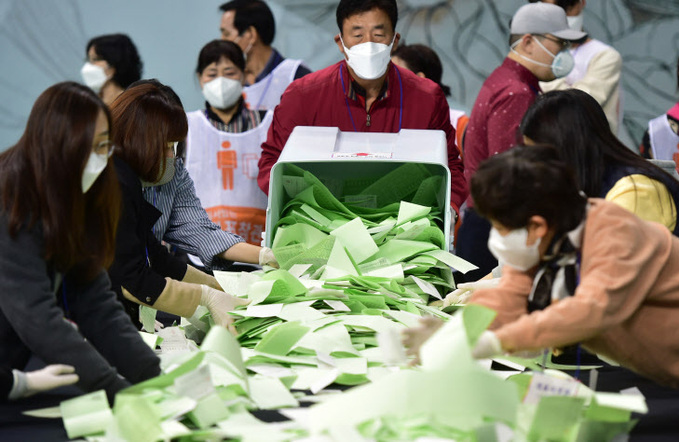 개표소에 쏟아지는 투표용지<YONHAP NO-4570>