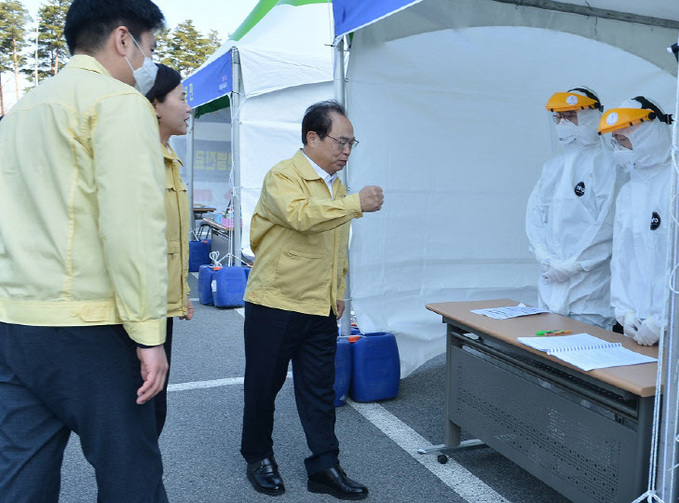 드라이브스루 선별진료소 방문한 오거돈 부산시장