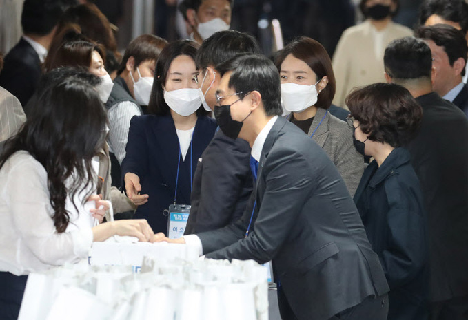 국회의원 초선 당선자 워크숍 참석하는 더불어민주당 고민정