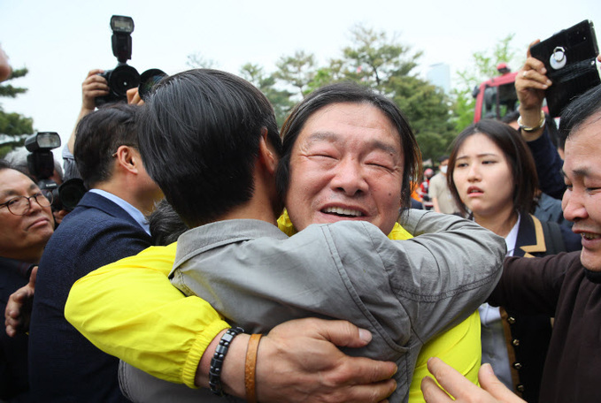 고공 농성 마친 형제복지원 피해자 최승우씨