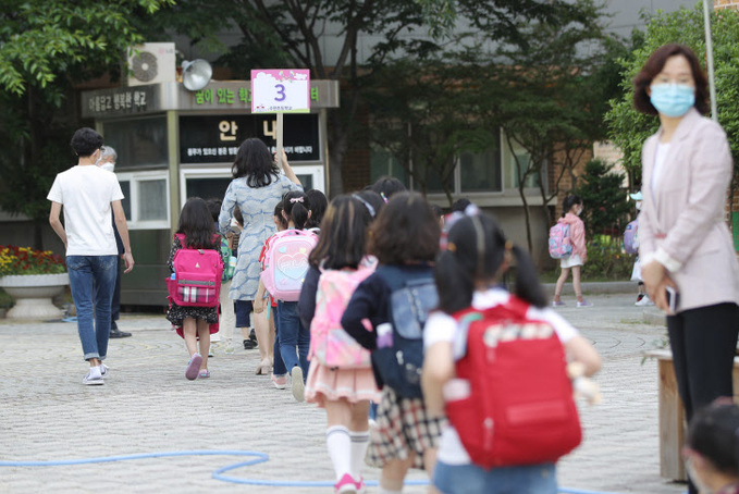 설레는 마음으로 첫 등교한 초등 1학년<YONHAP NO-2774>