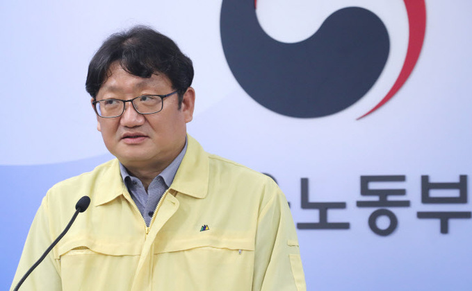 6월 노동시장 동향 브리핑하는 권기섭 고용정책실장<