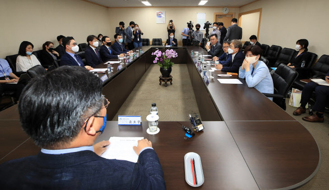 공수처 설립준비단 찾은 민주당 법제사법위원들