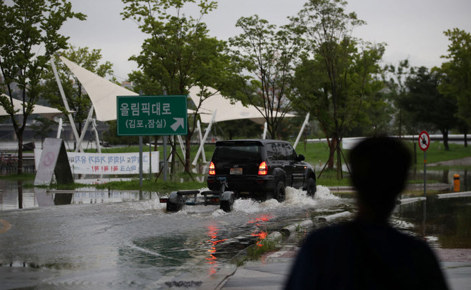 물에 잠긴 반포 한강공원