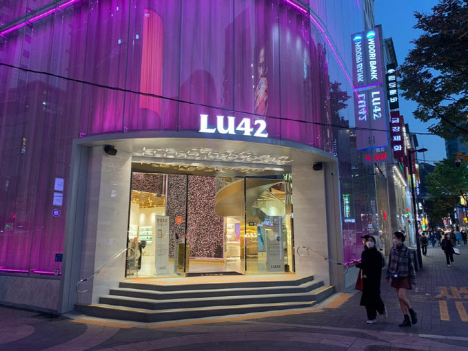 [단독]‘1조 잭팟’ AHC 이상록 전 회장, 명동 컴백…멀티숍 LU42 오픈 - 뉴스 썸네일 이미지