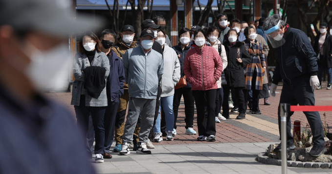 선별 검사소 앞 대기 행렬