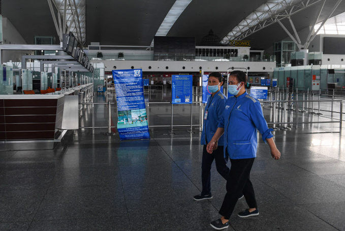 코로나19 확산에 입국 일시 중단된 베트남 하노이 공항