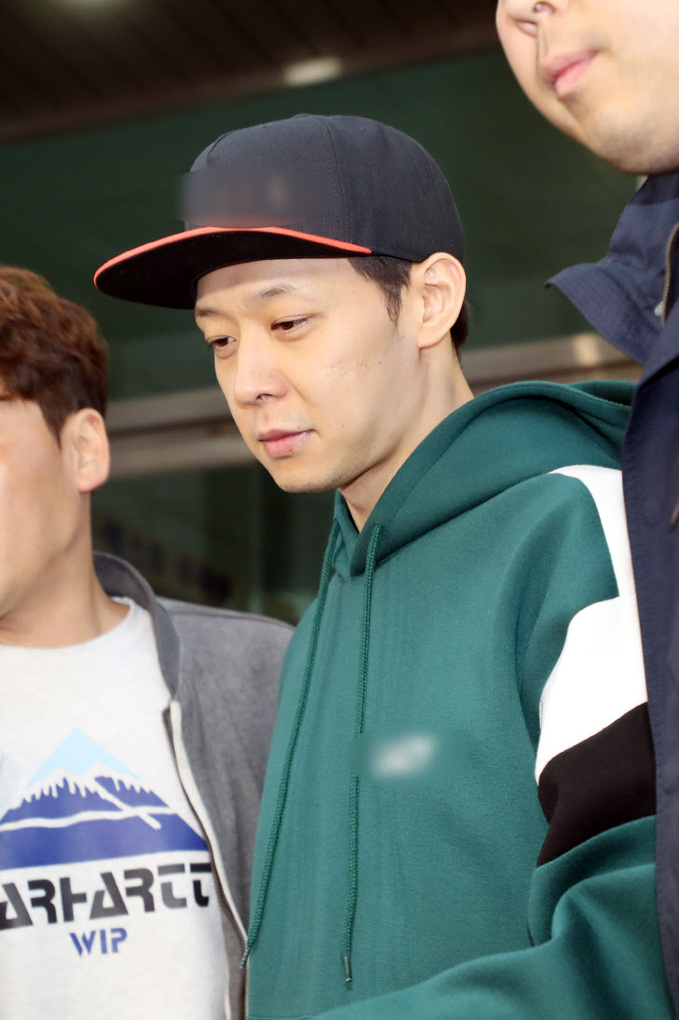 두 번째 경찰 조사 마치고 나오는 박유천<YONHAP NO-3912>