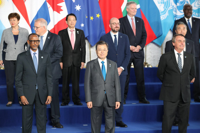 G20 정상들과 기념촬영하는 문재인 대통령<YONHAP NO-4080>