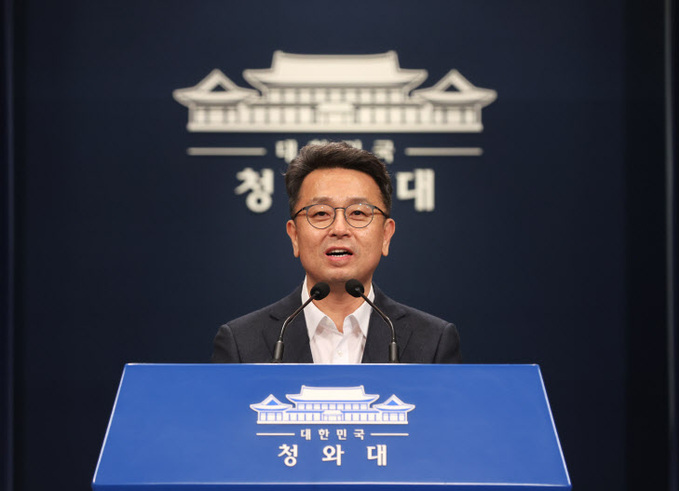 브리핑하는 이철희 정무수석<YONHAP NO-2132>