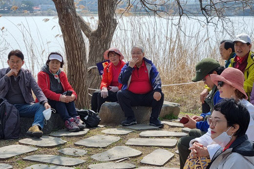 산악회원들이 휴식을 하고 있다