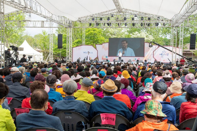 성장현 용산구청장이 제6회 어르신의 날 행사에서 축사하고