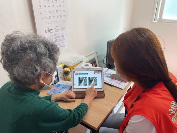 강동구 한 어르신이 브레인 닥터 전산화 치료를 받고 있다.