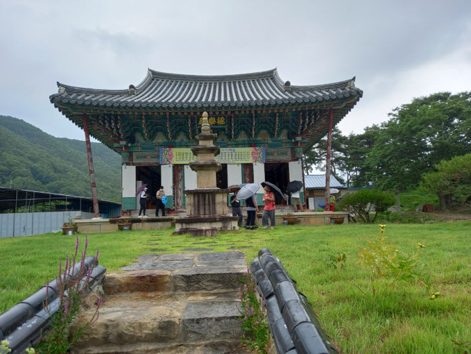 인각사 극락전과 삼층석탑