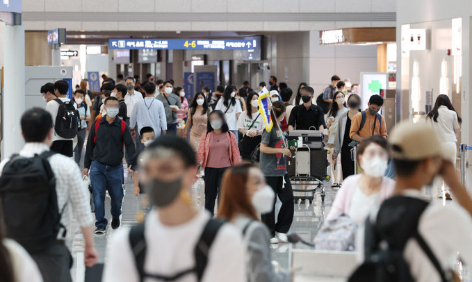 붐비는 인천공항 출국장<YONHAP NO-5125>