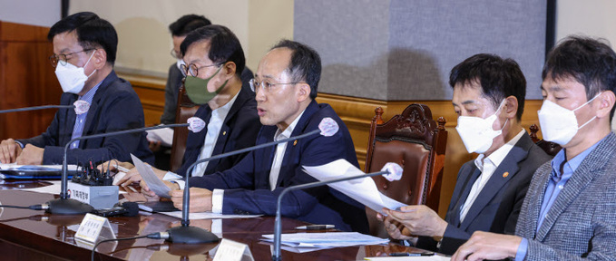 비상 거시경제 금융회의 결과 발표하는 추경호 경제부총리