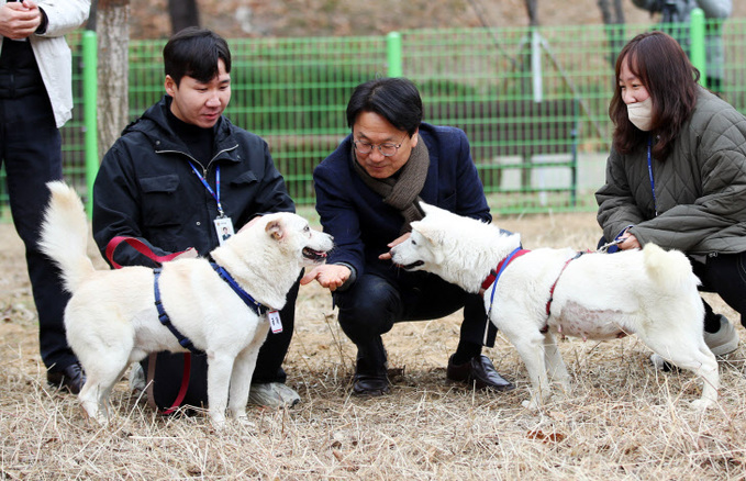 곰이·송강 맞이한 강기정 광주시장<YONHAP NO-1788>