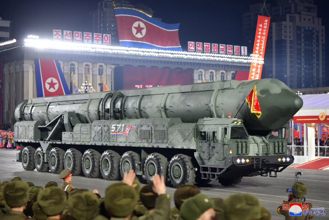 북한 열병식에 등장한 '고체 ICBM'