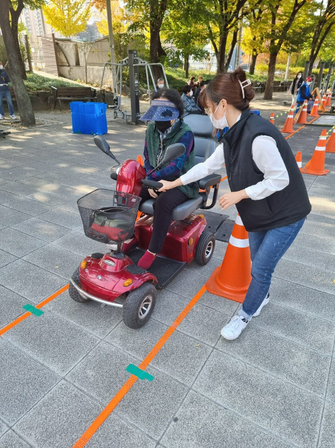 신길역 광장에서 진행된 전동보장구 안전교육