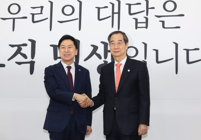 악수하는 김기현 대표와 한덕수 총리