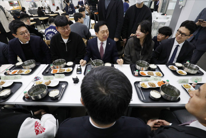 김기현, 경희대 찾아 학생들과 '천원 아침밥'