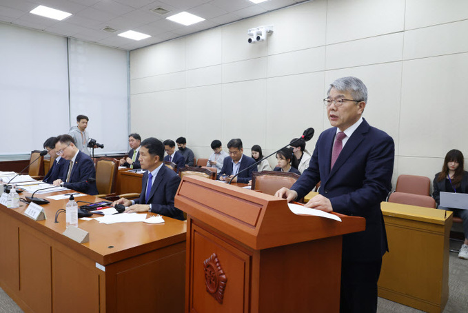 활동경과 보고하는 김용하 연금특위 민간자문위