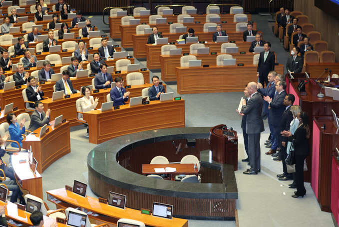 국회, 엑스포 실사단에 결의문 전달