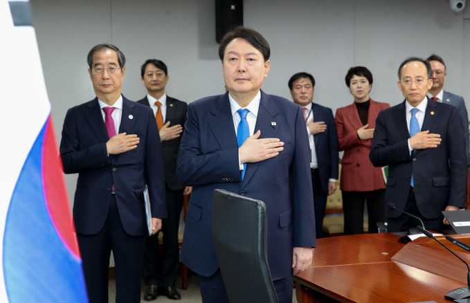 국기에 경례하는 윤석열 대통령