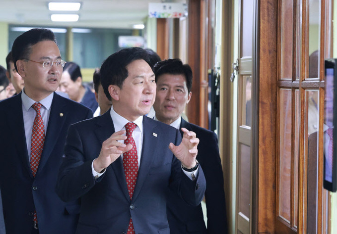 한빛맹학교 교실 살피는 김기현 대표