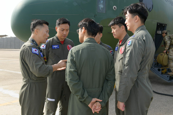 21일 공군 제5공중기동비행단 조종사들이 수단 교민철수 해외