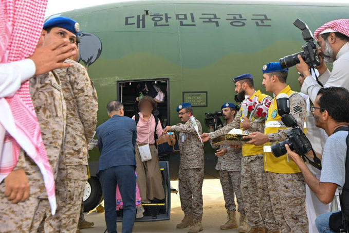 사우디 제다 공항 도착한 수단 교민들