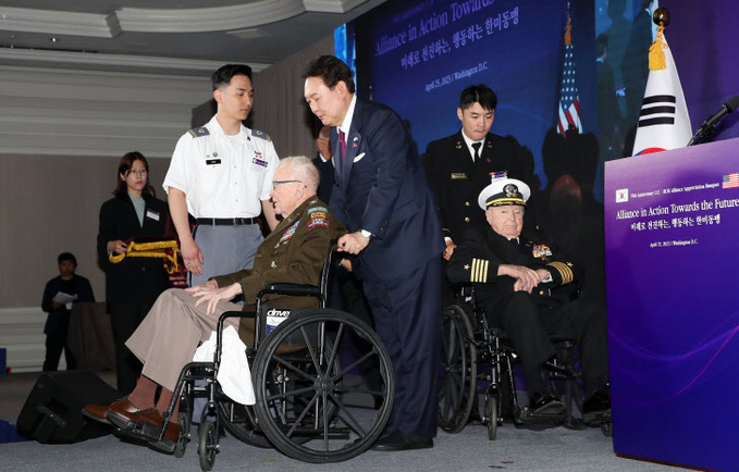 한국전 참전용사 휠체어 밀어주는 윤 대통령