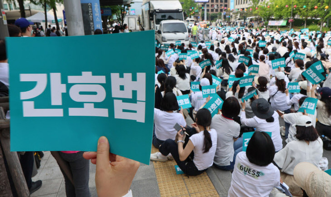 세종대로에 모인 간호사들 '간호법 공포하라'<YONHAP NO-3762>