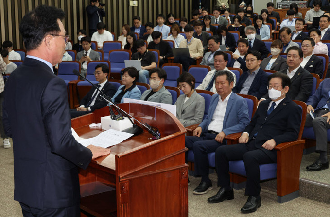 의총 발언하는 박광온 원내대표