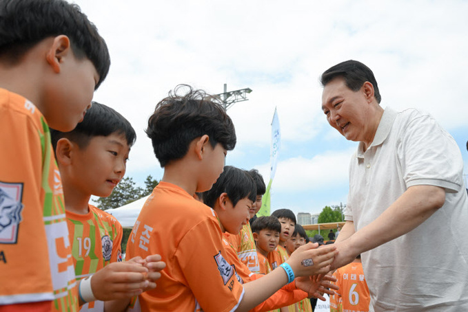 윤석열 대통령, 어린이 축구 선수들 격려