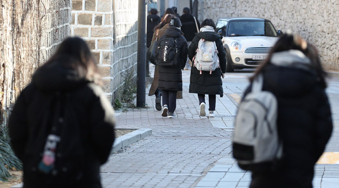 신청 저조한 학교로 찾아가는 백신 접종<YONHAP NO-4435>