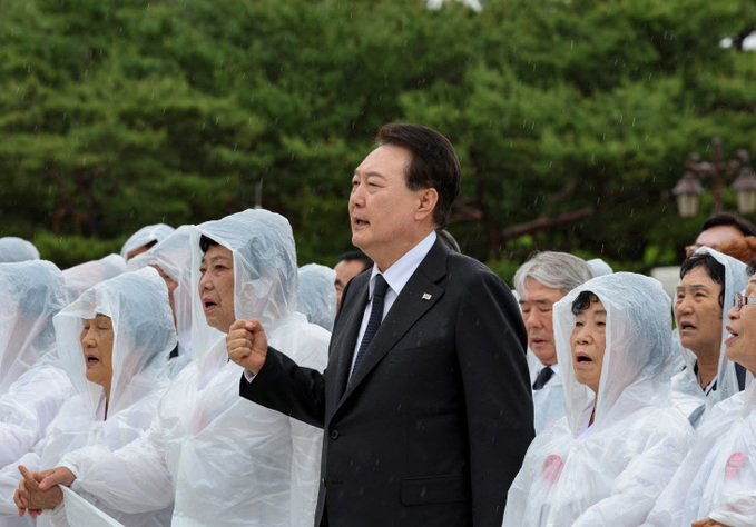 윤석열 대통령, '님을 위한 행진곡' 제창